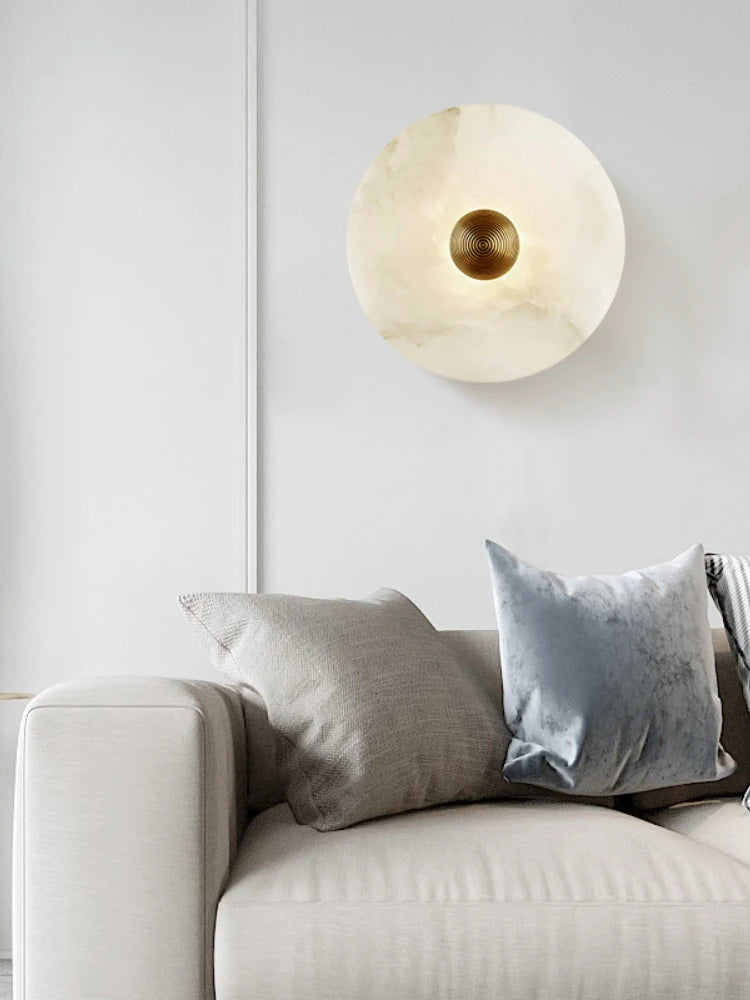 Rund vägglampa i Alabaster och mässing