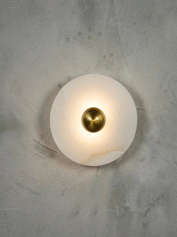 Rund vägglampa i Alabaster och mässing
