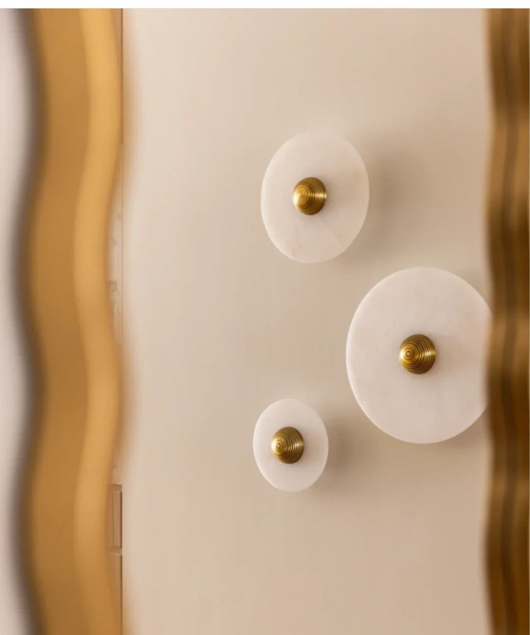 Rund vägglampa i Alabaster och mässing